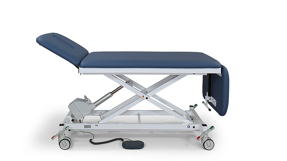 Modell 2008XLE, Kurzliege, Liege mit variabler Länge für Untersuchung und Behandlung mit motorischer Höhenverstellung. Kopf- und Fußteil der 3-teiligen Liegefläche können stufenlos positiv und negativ verstellt werden, das Fußteil ist vertikal abklappbar 02
