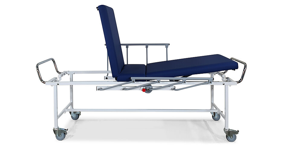 Modell 70 - Transportliege, Aufwachliege mit 3-teiliger Liegefläche mit langem Kopfteil, Ansicht Sitzposition
