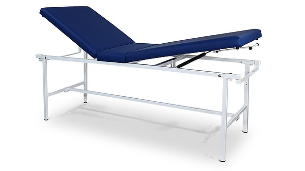Praxisliege für die Untersuchung und Behandlung mit 3-teiliger Liegefläche. Sowohl Kopf- als auch Fußteil können positiv verstellt werden. Auch die Sitzposition des Patienten ist möglich - Modell 30